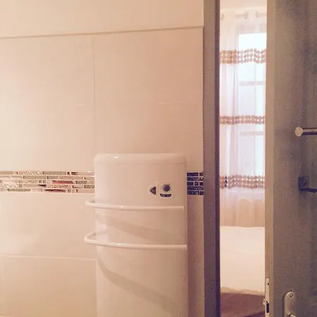 Chambres D'hotes La Ferme D'abdon Bed and Breakfast *